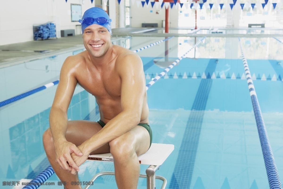 微笑 游泳 运动员 高清 体育运动 体育项目 体育比赛 外国人 男性 游泳运动员 摄影图 高清图片 生活百科 青色 天蓝色