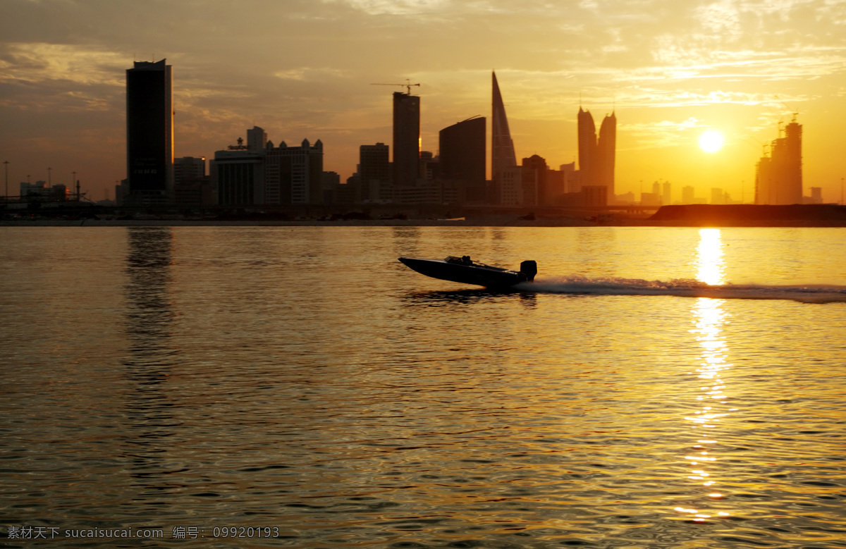 夕阳 下 摩托艇 大海 浪花 水上摩托 摩托汽艇 游艇 水上运动 交通工具 现代科技 黄色