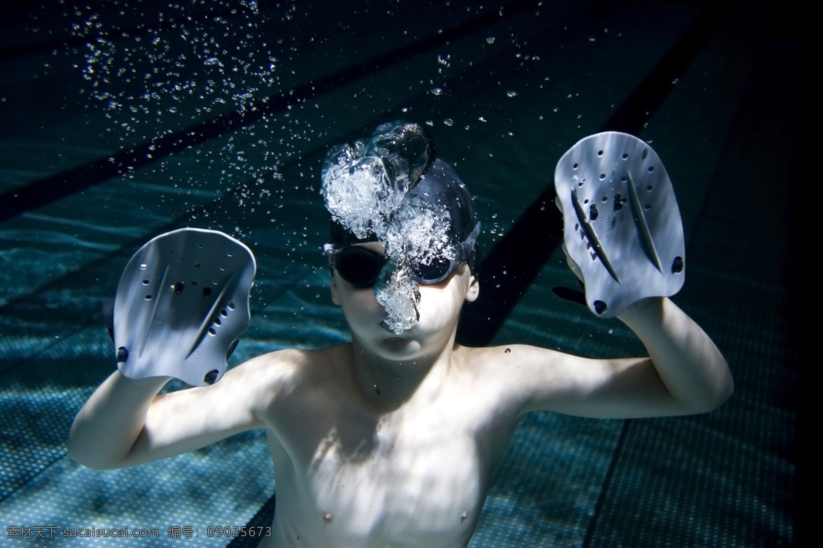 练习 潜水 小 男孩 潜水的小男孩 儿童 运动员 游泳运动员 体育运动员 体育运动 体育运动项目 生活百科