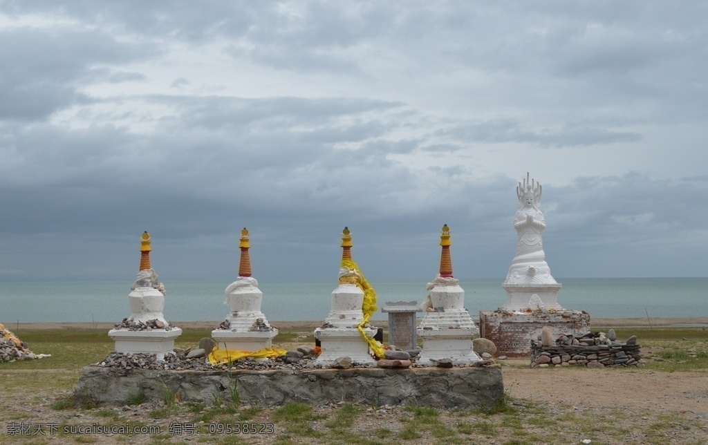青海 湖边 佛塔 青海湖 青海湖边 牦牛 草地 草场 蓝天 白云 马 牛 羊 经幡 旅游 咸水湖 高原湖泊 青藏高原 青海湖风光 高原湿地 湖泊 湖水 摄影图片 旅游摄影