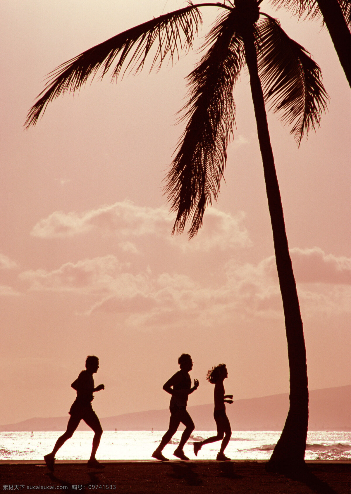 高清 海滩 黄昏 美女 男人 跑步 人 夏威夷 夏威夷海滩 椰子树 黄昏夜景 自然风景 自然景观 psd源文件