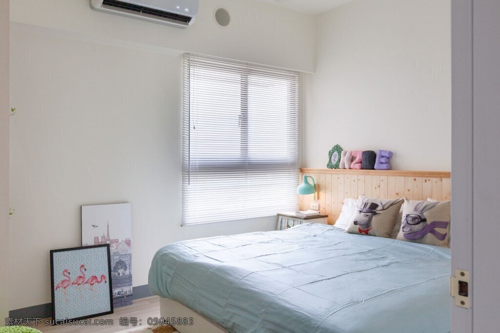 简约 卧室 窗户 装修 效果图 壁画 床铺 灰色地板砖 空调 浅色沙发