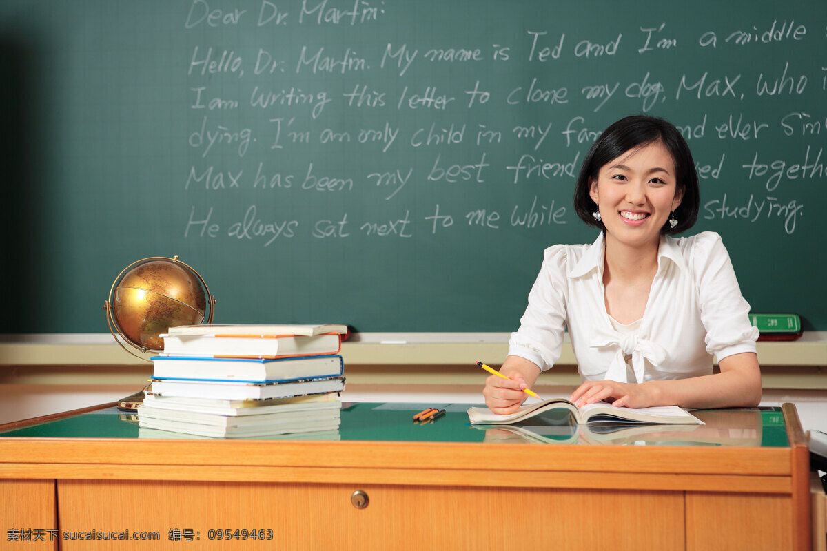 批改 作业 敬业 教师 女人 女性 美女 职业女性 清纯 漂亮 老师 黑板 英文 字母 教学 学习 教育 事业 崇高 微笑 高兴 书本 笔 高清图片 生活人物 人物图片