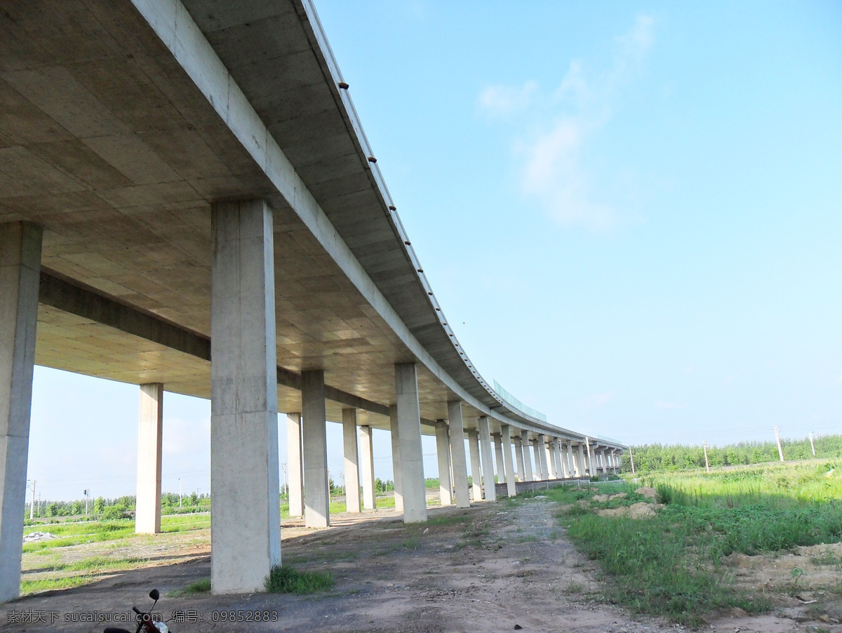 跨 铁路 大桥 蓝天白云 绿草 投影 阳光 桥墩 风景 生活 旅游餐饮