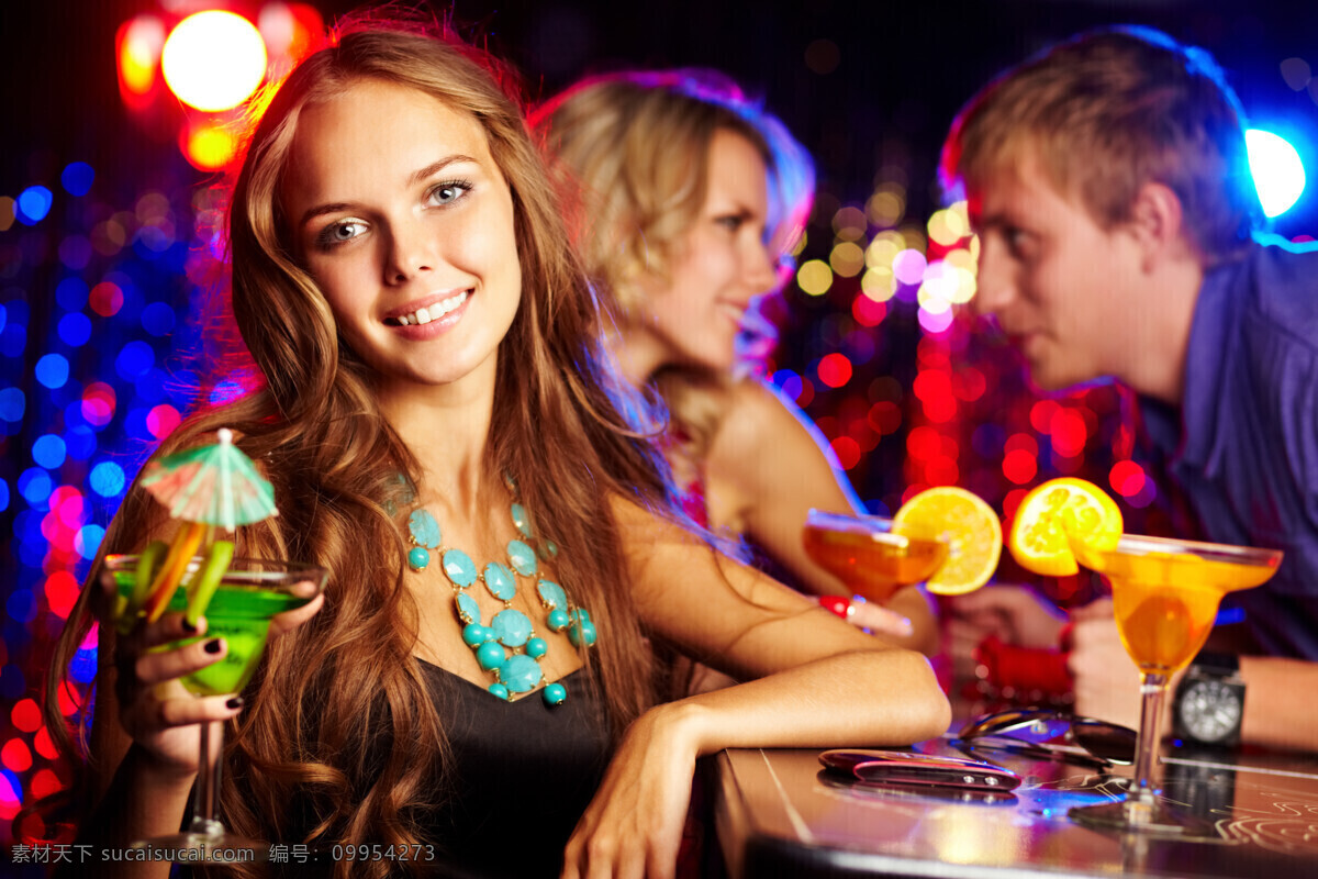 年轻人 聚会 人物 青年 酒会 酒吧 微笑 开心 霓虹灯 饮料 生活人物 人物图片