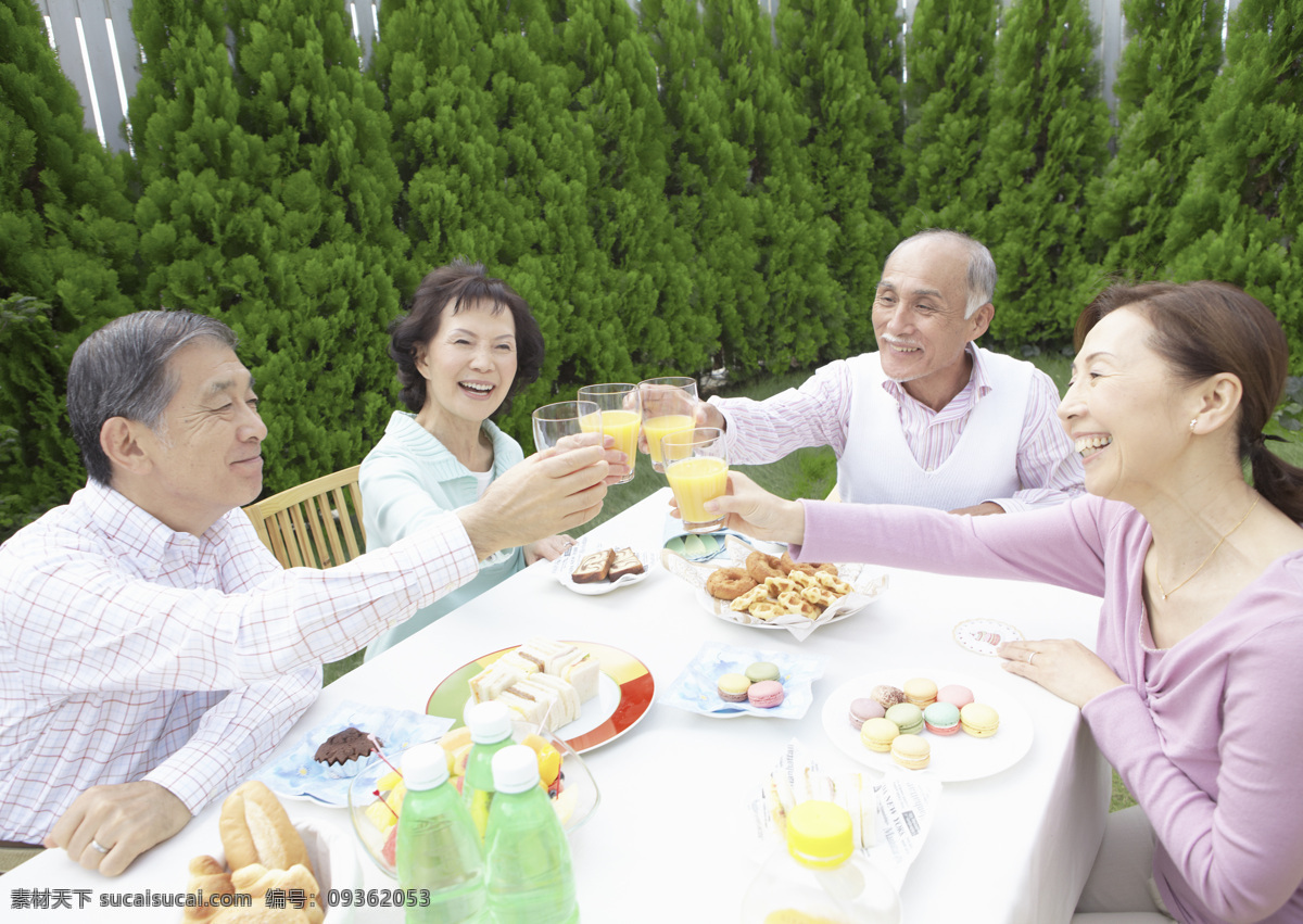 家庭 老人 夫妻 老年人 家庭成员 喜悦 开心 幸福 和谐 平安 幸福家庭 聚餐 会餐 食品 食物 蔬菜 饮料 桌子 椅子 餐桌 日常生活 人物图库