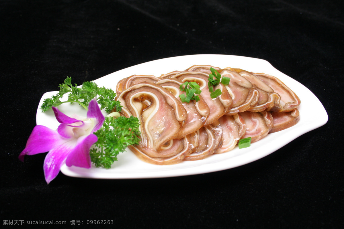 千层脆耳 猪耳 中华美食 美味 凉菜 熟菜 鲜花 装饰 盘子 餐饮美食 传统美食 摄影图库