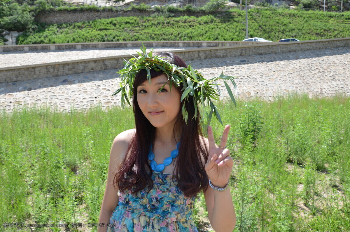 蒋雪儿 雪儿 自由女神 原创歌手 在意 流下 泪 香港 爱 梦 国际 娱乐 有限公司 旗下 艺人 美女明星 文化 新歌 没办法 mv剧照 外景拍摄 低胸连衣裙 长发 手表 戒指 性感 靓丽 写真 明星偶像 人物图库