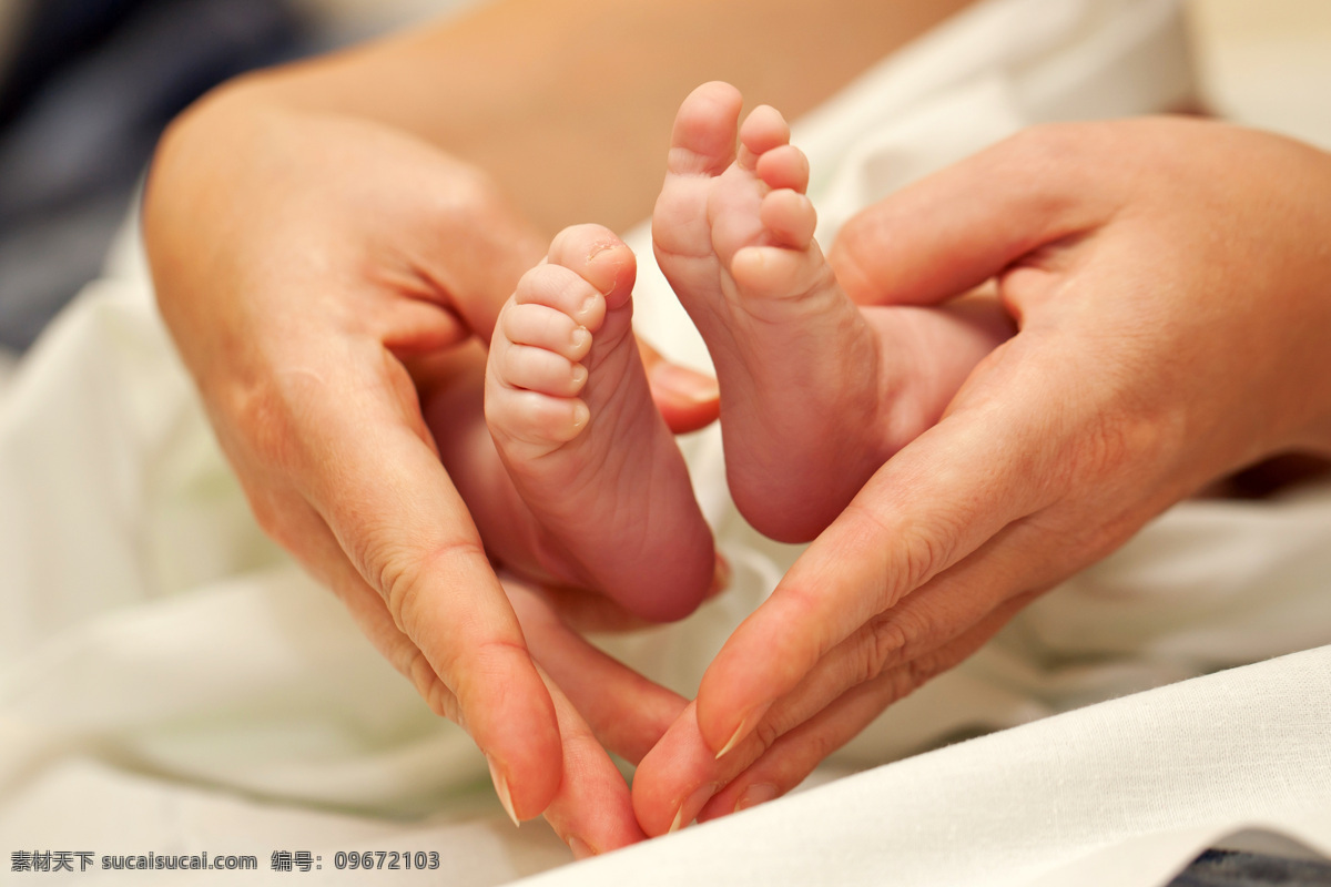 婴幼儿 小脚 爱心 手势 婴儿的脚 小脚丫 宝宝的脚 小孩子 小脚板 双手捧着 呵护 爱心图片 生活百科
