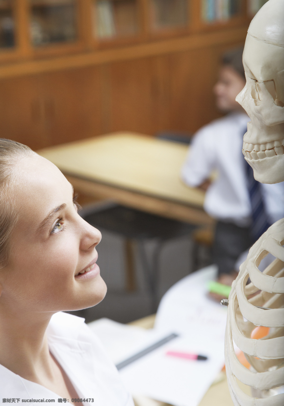 学习 生物 女孩 骨骼 骨架 外国学生 学生 学校 儿童图片 人物图片