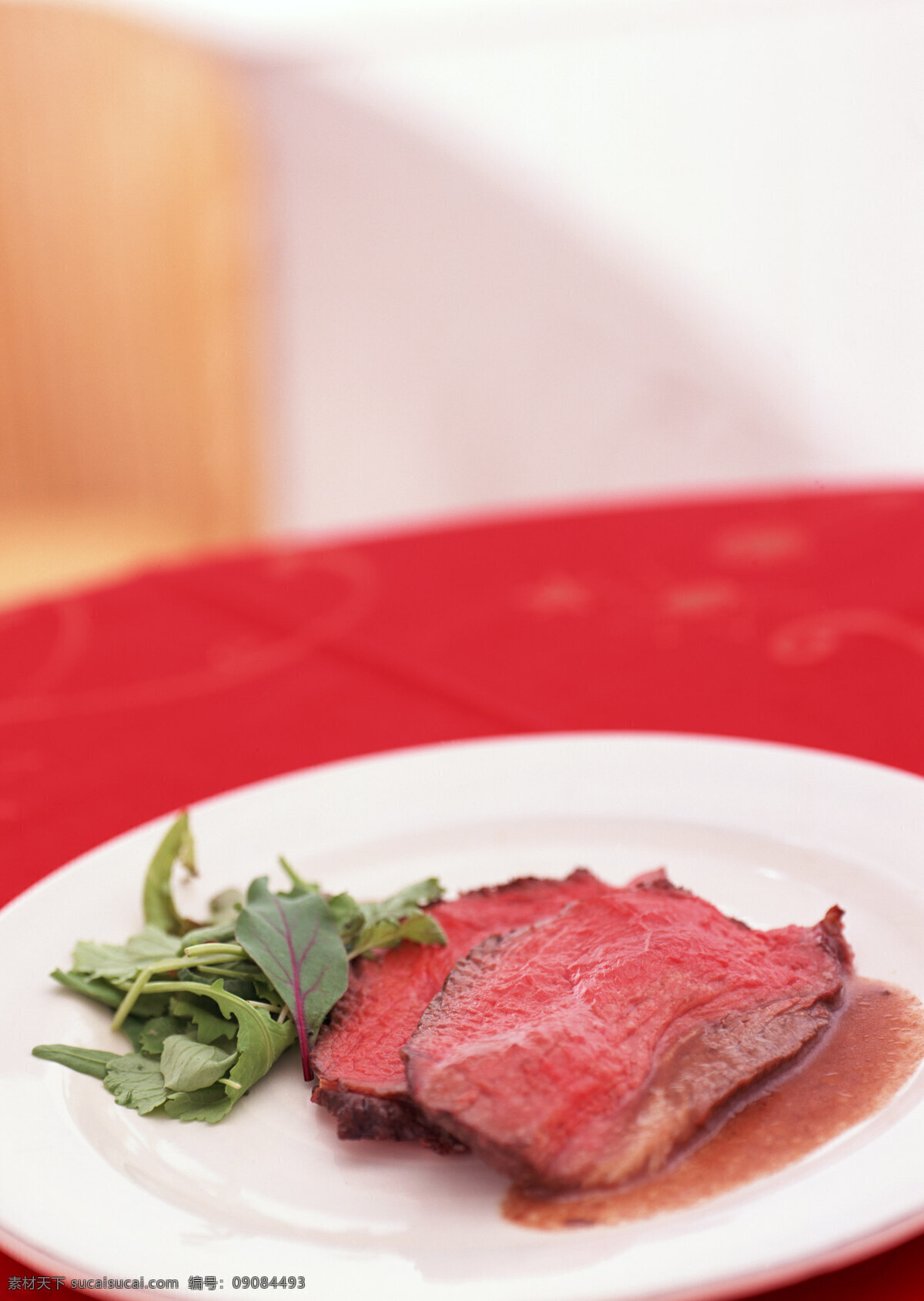 烤牛肉 牛肉 烤肉 烧烤 蔬菜 绿叶 美食 美味 食材 食物 肉类 肉制品 盘子 美食摄影 餐饮美食 传统美食