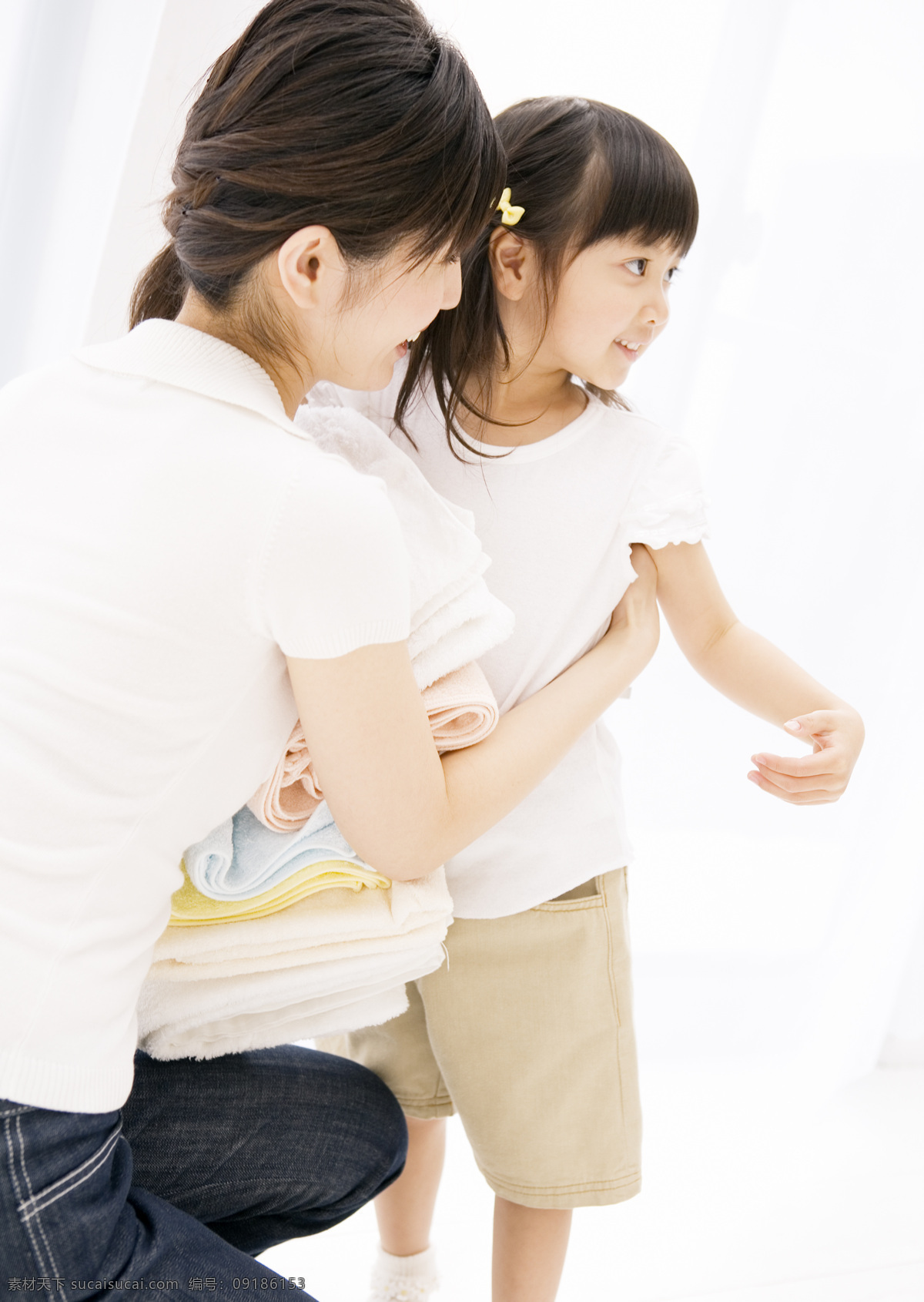 抱 毛巾 母女 俩 儿童与家庭 天真 可爱 孩子 小女孩 开心 笑容 妈妈 母女俩 温馨 和谐 幸福家庭 摄影图 高清图片 生活人物 人物图片