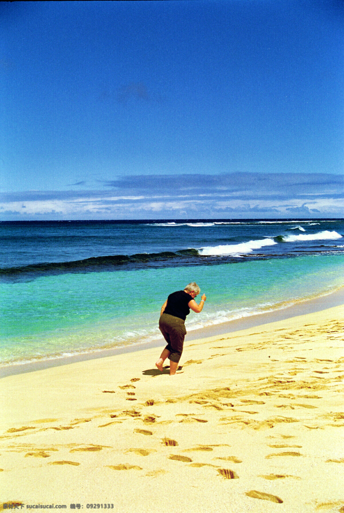 大海 海 海浪 海滩 脚印 蓝天 老人 沙滩 夏威夷海滩 夏威夷 行走 自然景观 自然风景 摄影图库