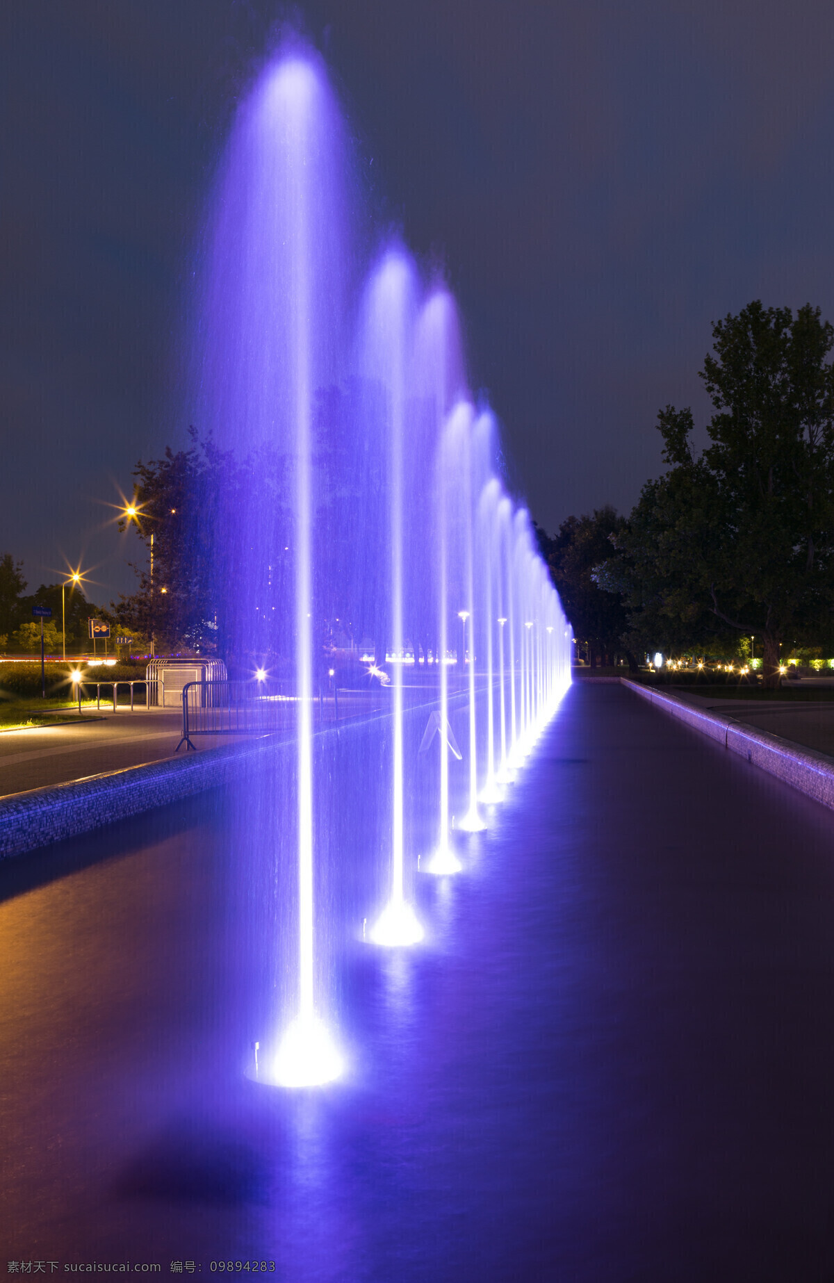 夜晚 喷泉 树 灯光 建筑物 蓝色 山水风景 风景图片