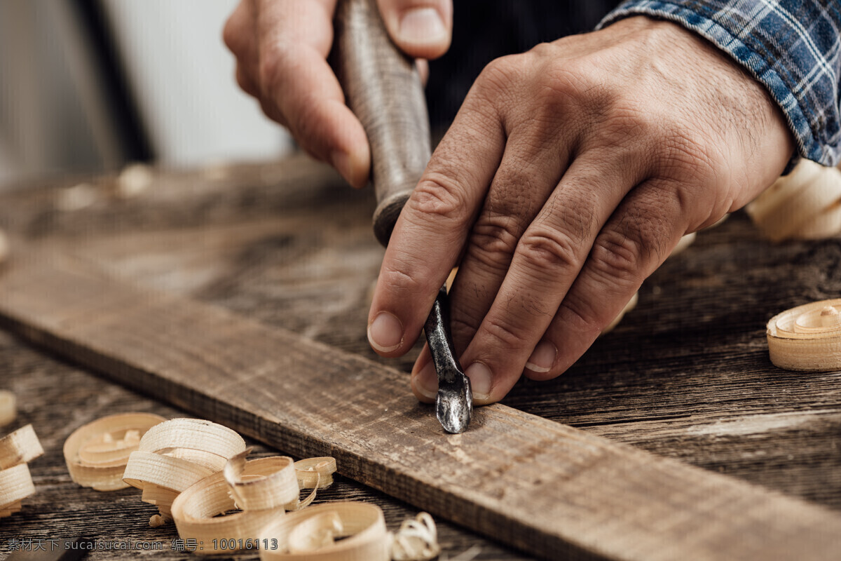 手工雕刻 木工工具 雕刻刀 木屑 木板 生活百科 生活素材