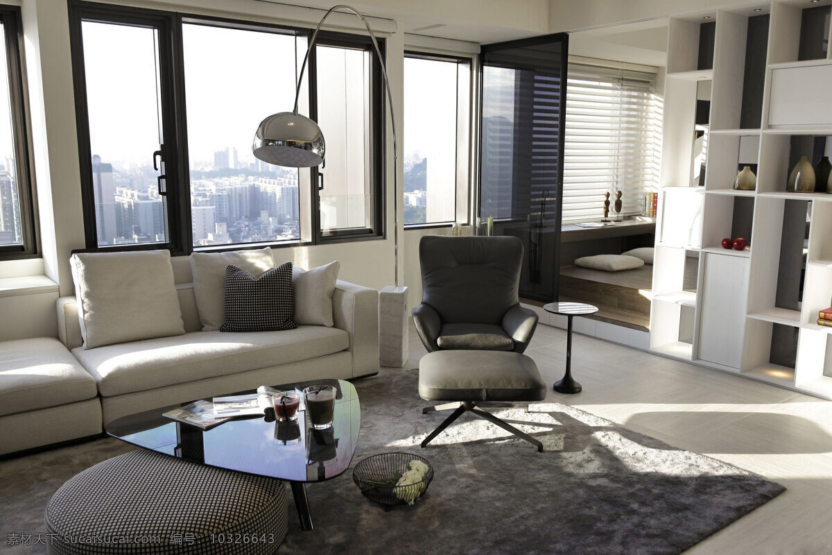 现代 时尚 客厅 亮色 弯曲 落地灯 室内装修 效果图 客厅装修 浅色地板 深色地毯 米色沙发