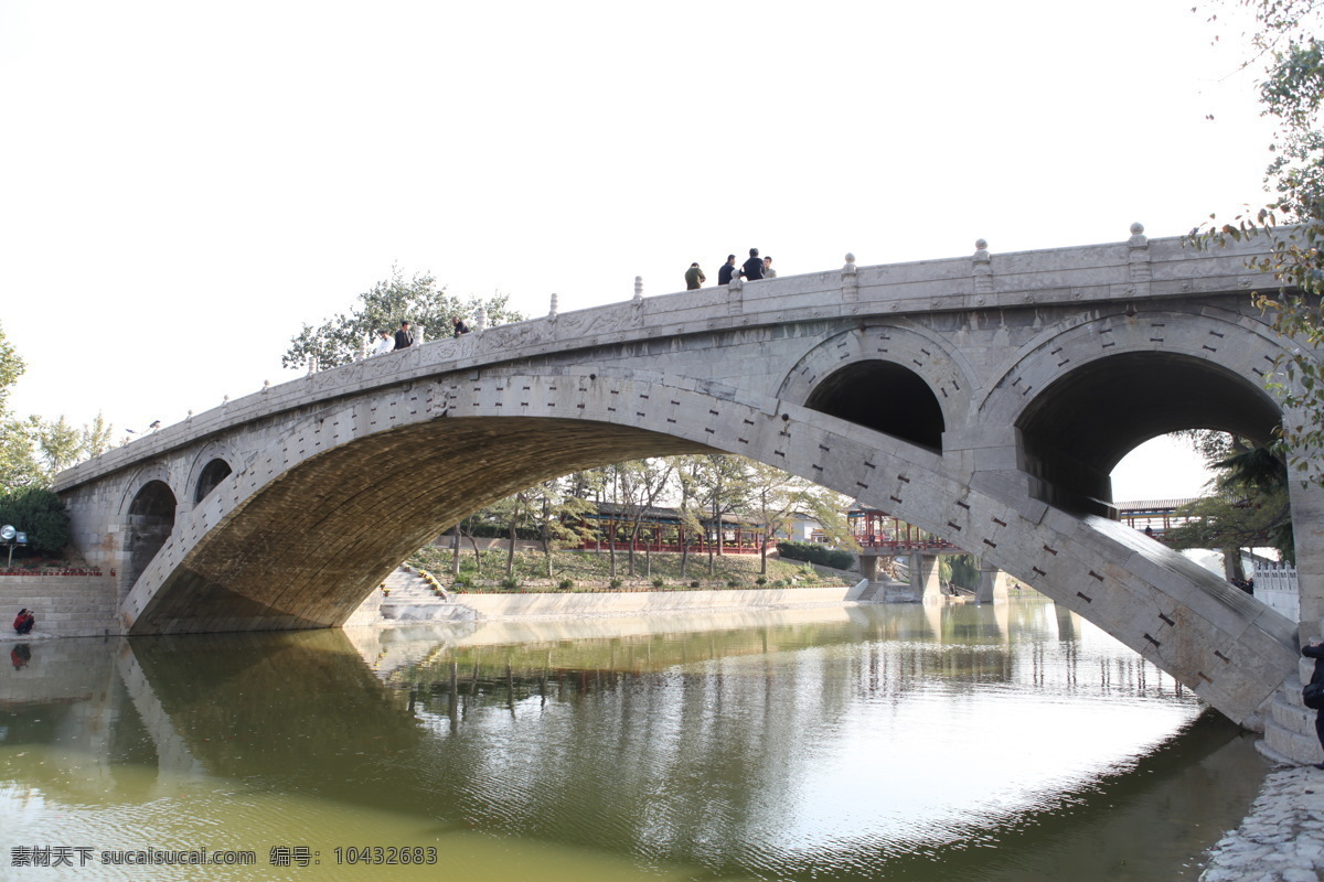 赵州桥 石拱桥 石桥 桥洞 河水 风景 倒影 绿色 河堤 文物古迹 建筑景观 自然景观