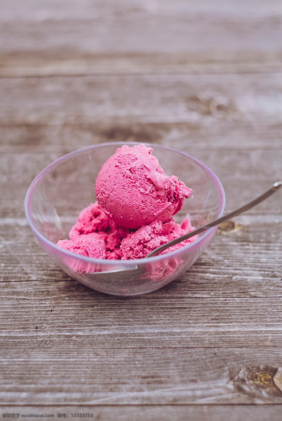 草莓冰淇淋 草莓 冰淇淋 一勺 勺子 粉色 紫色 紫红色 草莓味 水果 水果冰淇淋 冰点 甜点 特写 高清 品质 精美 饭后甜点 餐饮美食 西餐美食
