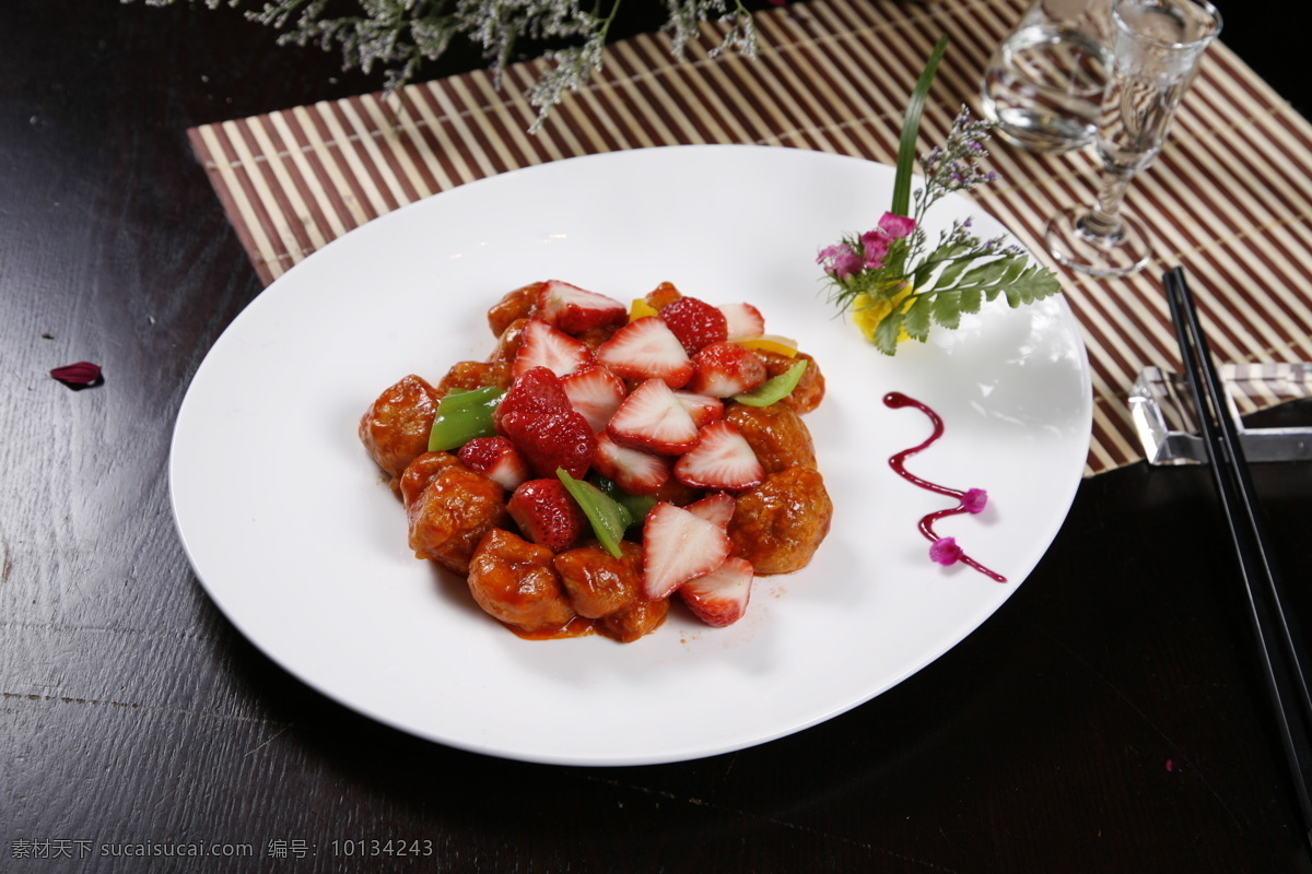 草莓咕咾肉 新鲜草莓 肉块 青椒 彩椒 番茄酱 热菜类 传统美食 餐饮美食