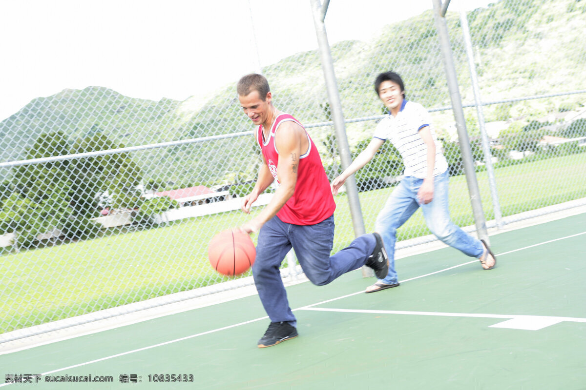 篮球 男生 男人 运动 户外运动 打篮球 篮球场 抢球 抢篮球 篮球架 天空 空旷 辽阔 生活人物 人物图片