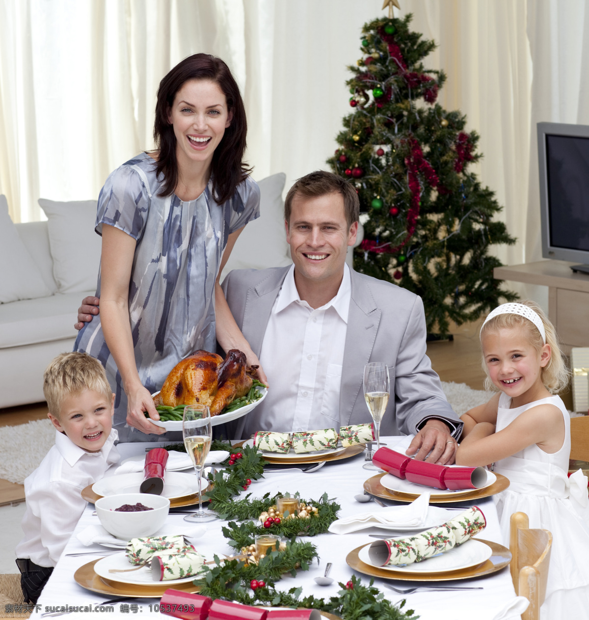 餐桌 上 一家 四口 外国男性 男人 女性 外国夫妻 夫妇 爸爸妈妈 外国家庭 幸福温馨 儿童 男孩 女孩 用餐 圣诞树 生活人物 人物图片