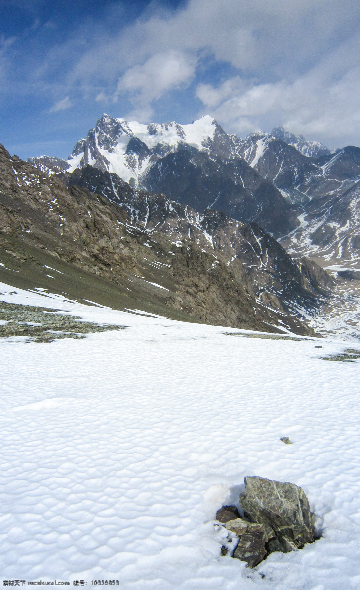 博格达 雪山 雪 石头 蓝天 白云 寒冷 运动 徒步 风景名胜 自然景观
