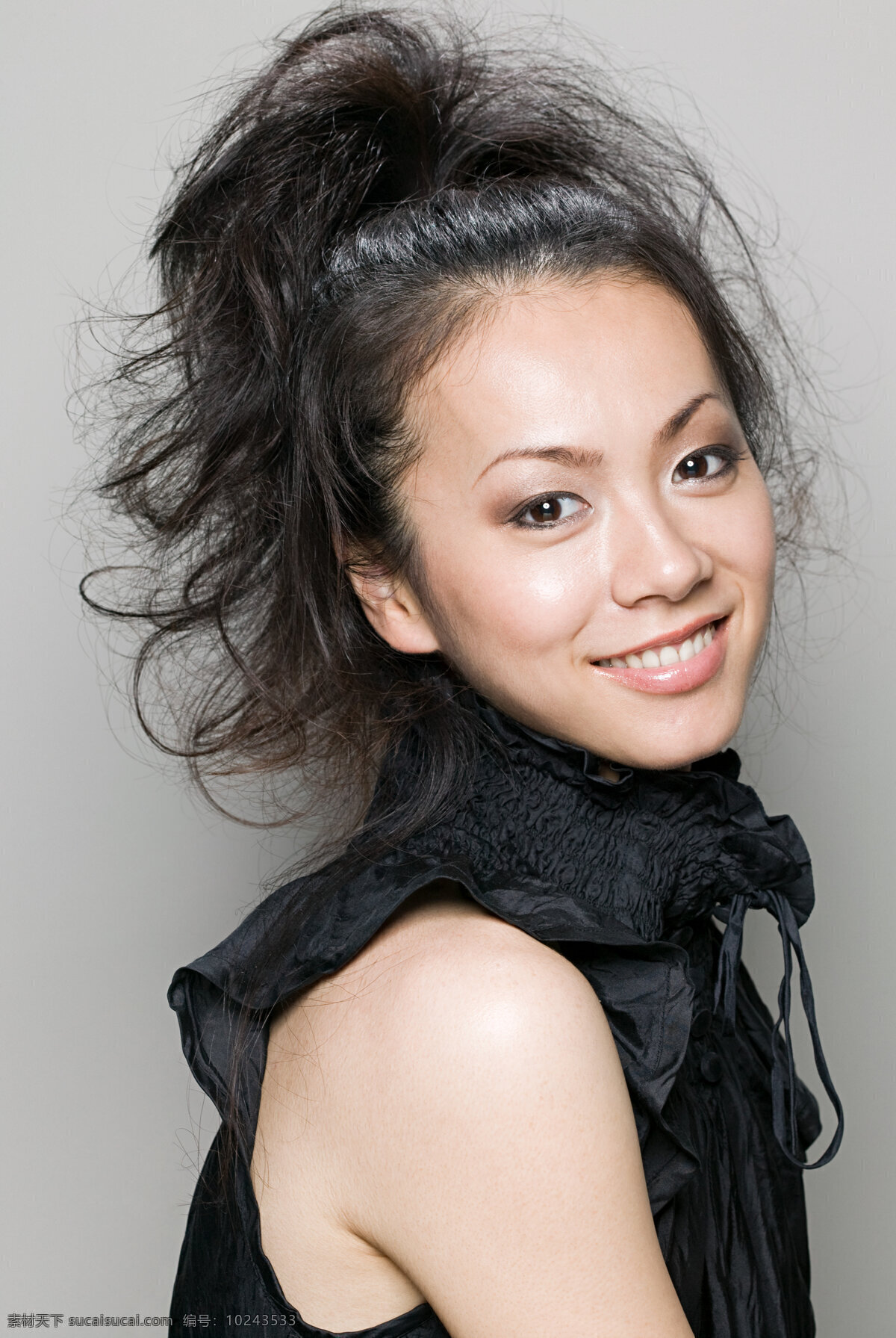 回眸 笑 美女图片 人物 女人 女孩 微笑 回眸一笑 长发 凌乱 美发 发型 造型 模特 女模 服装模特 性感 发型设计 美发图片 高清图片 人物图片