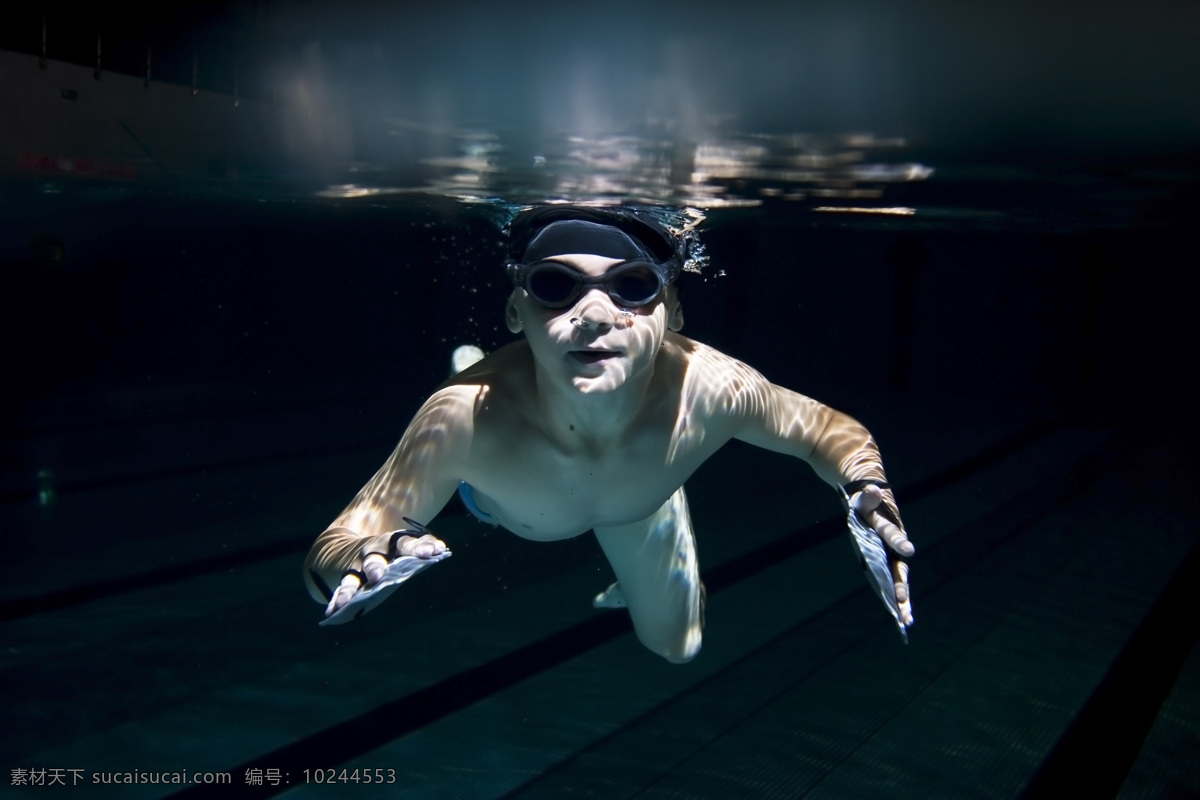 游泳 小 男孩 潜水的小男孩 潜水运动员 儿童 运动员 体育运动员 体育运动 体育运动项目 生活百科