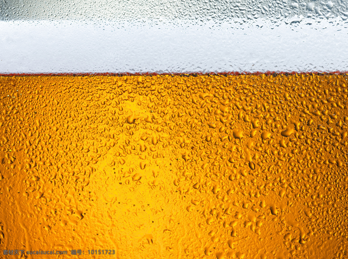 金色啤酒 金黄色 液体 背景 酒啤 酒 玻璃 水珠 杯子里的啤酒 饮料 冰冻啤酒 泡沫 气泡 冰冻饮料 玻璃上的水珠 杯里的饮料 饮料特写 餐饮美食 食物原料