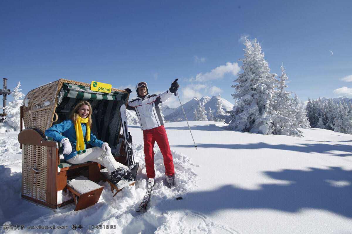 滑雪 冬天 运动 户外 户外运动 野外 情人 情侣 体育用品 体育 太阳眼镜 眼镜 白色头盔 国外小女孩 女孩 女人 瑞士滑雪 瑞士风光 雪山 体育运动 文化艺术