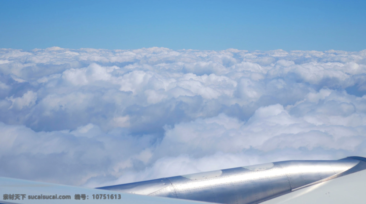 蓝天 白云 下 飞机 云层 里 飞行 云