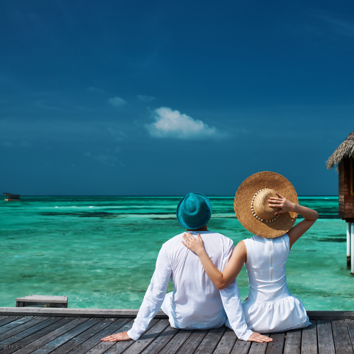 看海背影 图片简介情侣 唯美情侣 度假 看海 海边 浪漫唯美 背影 蓝天 白云 天空 大海 木地板 帽子 情侣背影 人物摄影 人物图库