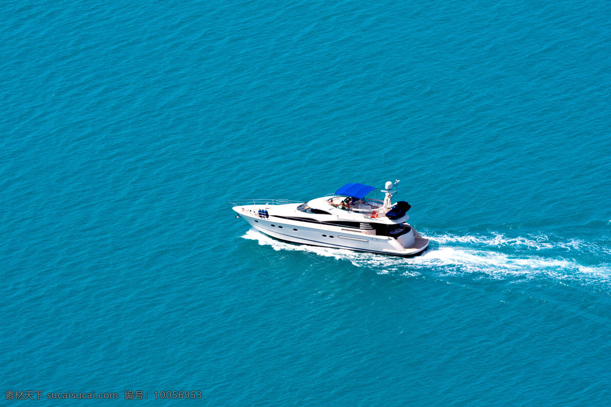 蓝色 水面 上 摩托艇 大海 浪花 水上摩托 摩托汽艇 游艇 水上运动 体育运动 交通工具 现代科技 青色 天蓝色