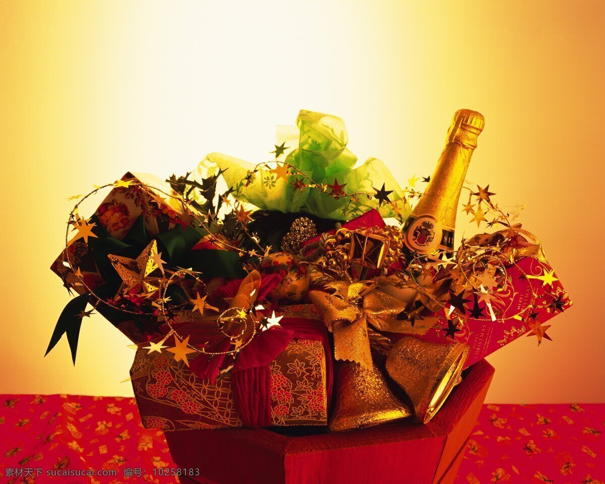 圣诞节 西方节日 平安夜 背景素材 黄色 礼物盒 啤酒 铃铛 盒子 堆积 生活百科 生活素材