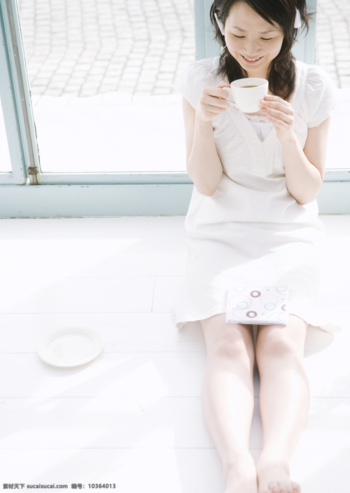 高清 杯子 茶 窗户 喝咖啡 咖啡 美容保健 喝 女孩 休闲 少女 女性女人 夏日休闲少女 护肤保养 摄影图库 时尚家居 人物图库 日常生活 人物素材 设计素材 矢量图
