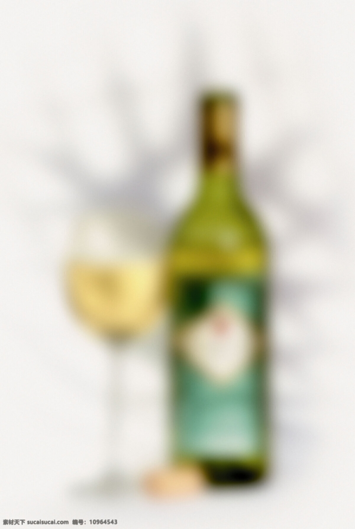 不 对焦 酒瓶 酒杯 高清图片 竖构图 浅金黄色的酒 美酒 葡萄酒 浪漫 情调 创意设计 一杯 一杯酒 玻璃杯 高脚杯 酒 瓶塞 一个 琥珀色的酒 模糊 不对焦 酒类图片 餐饮美食