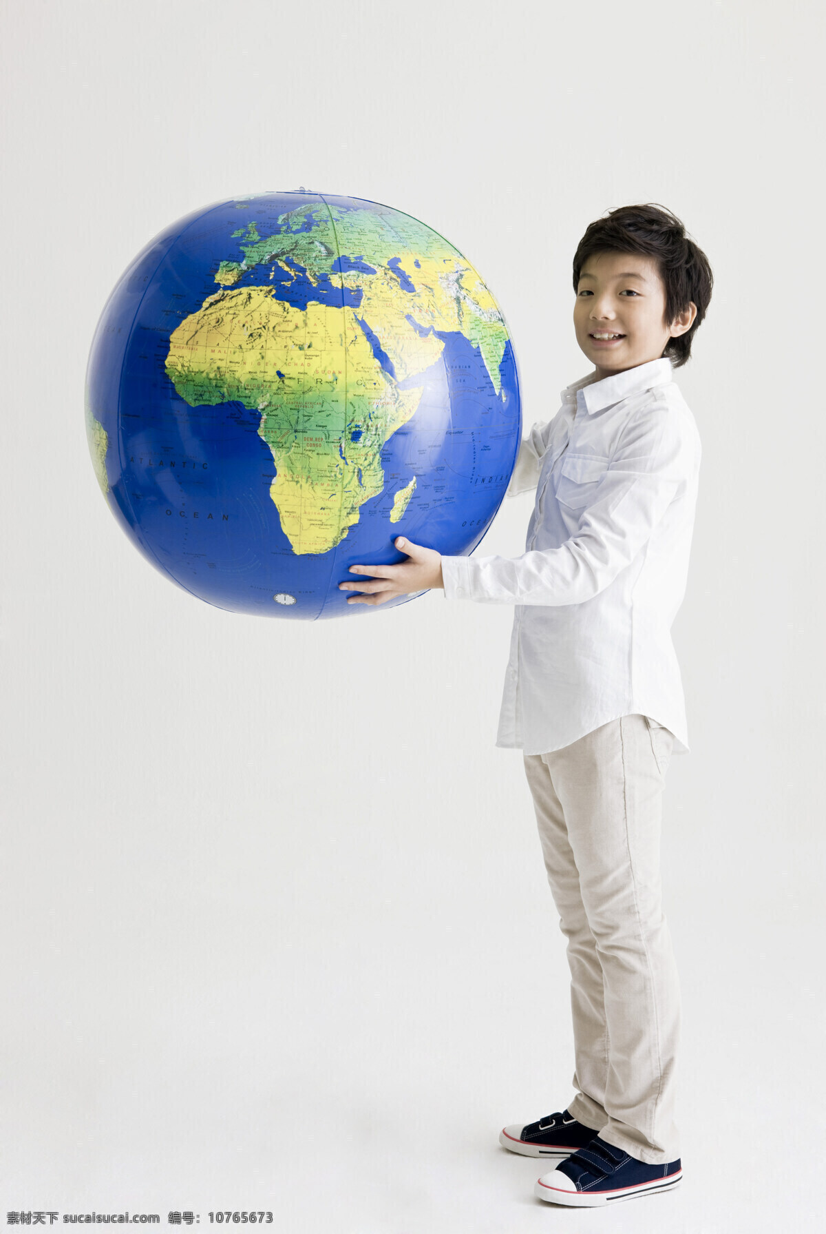 抱 地球仪 可爱 男生 学生 同学 男孩 儿童 小学 学校 教育 课堂 微笑 抱着 地理课 摄影图 素材图库 高清图片 地球图片 环境家居