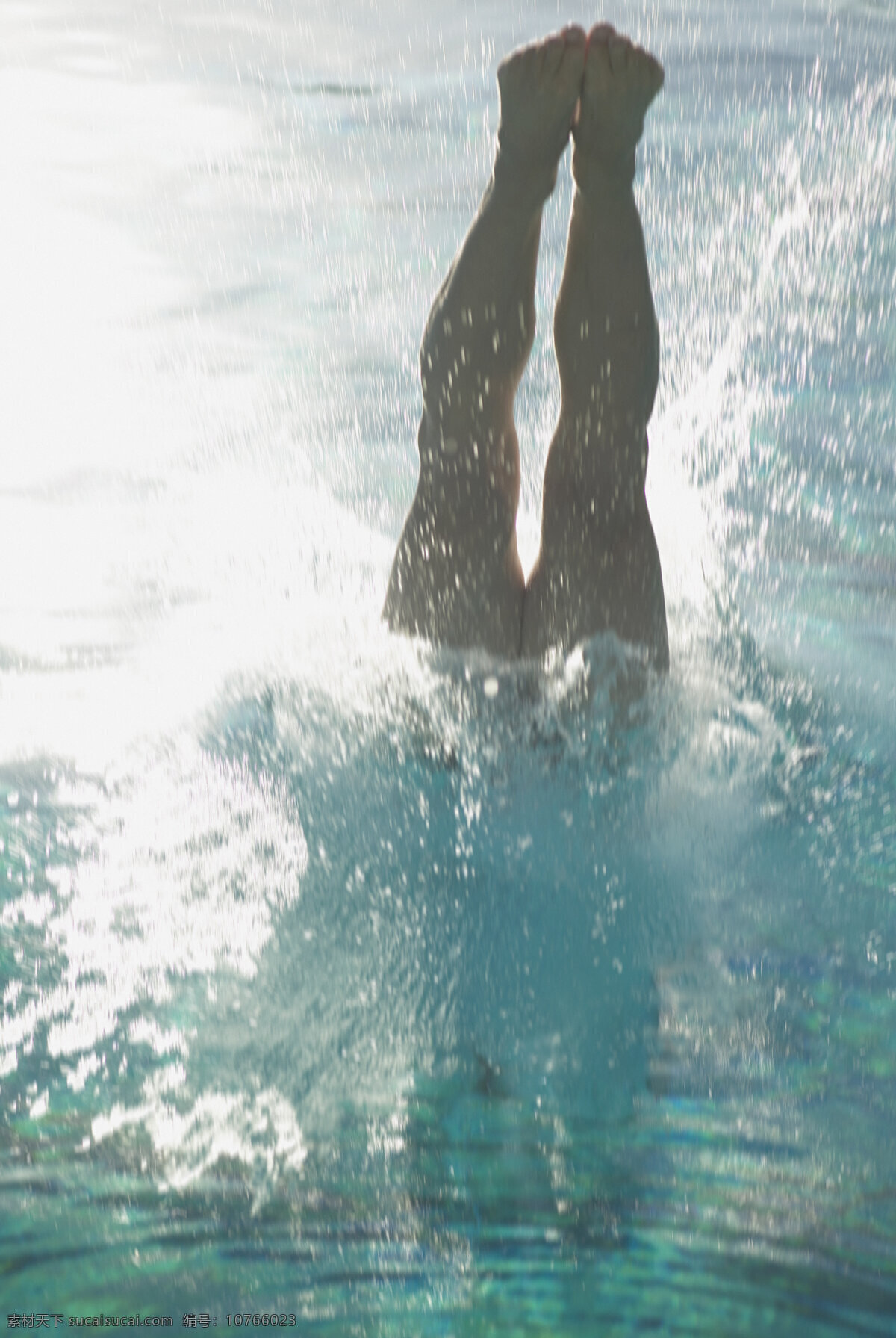 跳水运动员 体育运动 体育项目 奥运会 奥林匹克 运动员 奥运项目 跳水 比赛 水花 生活百科 白色