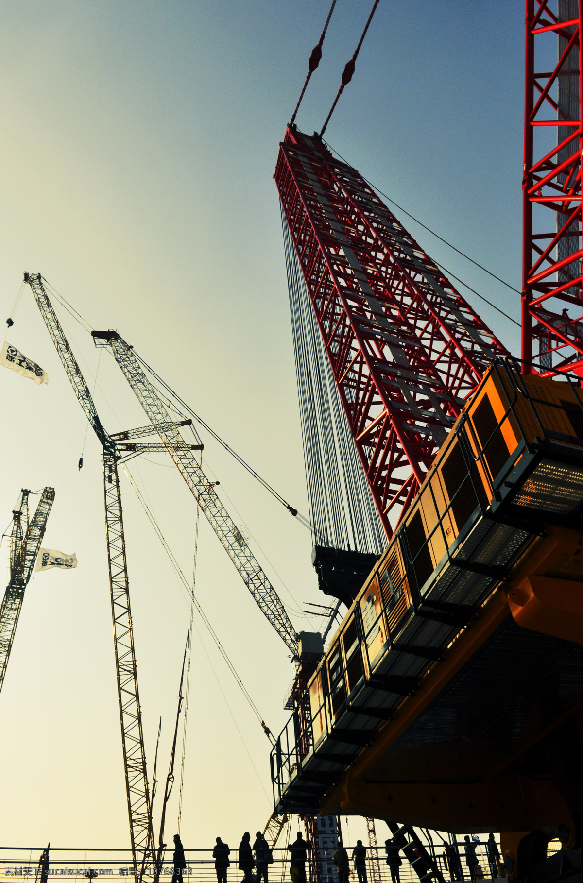 塔吊 塔吊仰视 工人 建筑 重工 工业生产 现代科技