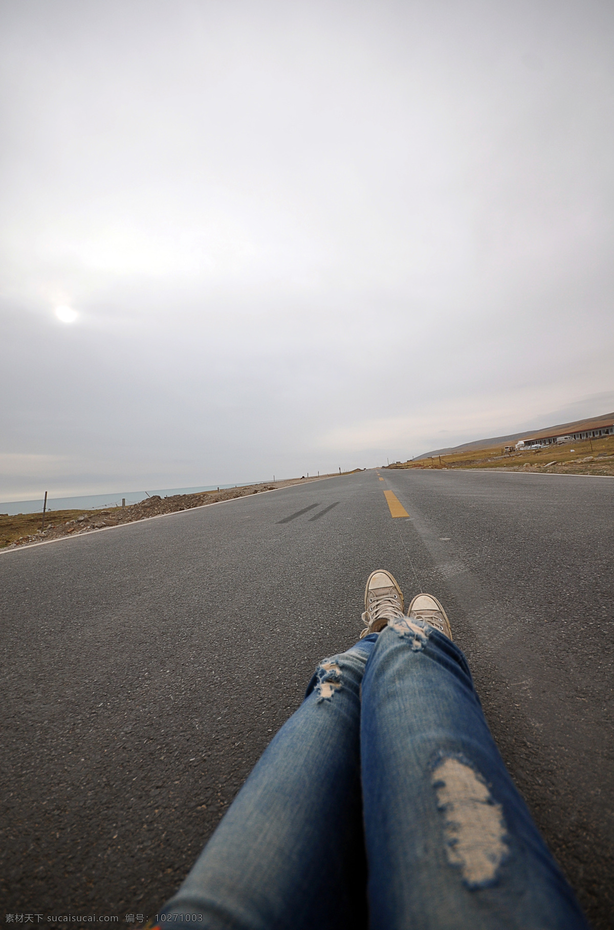 牛仔 裤长 腿 躺 公路 上 牛仔裤 长腿 躺在 公路上 牛仔裤长腿 躺在公路上 青藏 川藏 摄影作品 旅游摄影 国内旅游
