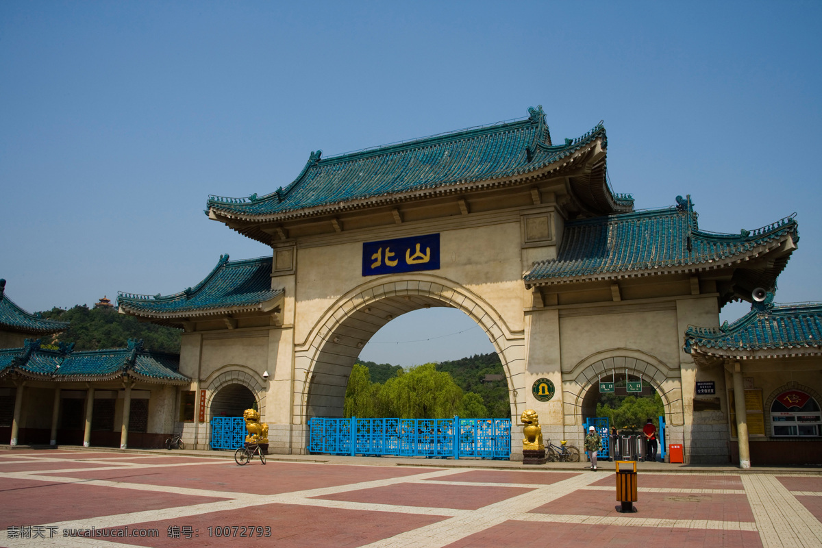 北山公园 吉林 吉林市 公园 大门 门楼 牌坊 绿树 树木 蓝天 天空 白云 风景 风景名胜 建筑 建筑景观 自然景观