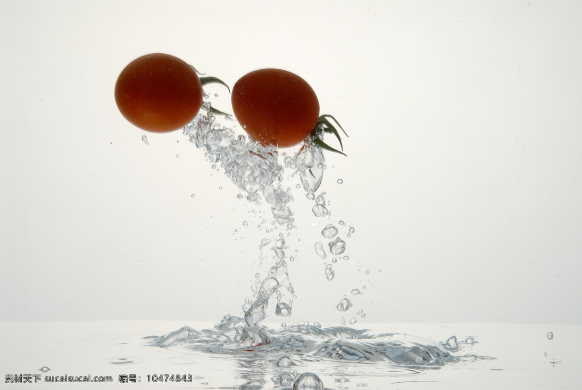 西红柿 创意 水 水面 清水 水珠 气泡 水里 蹦出 溅起 水花 水中 液体 水果 新鲜 蕃茄 蔬菜 特写 金鱼 摄影图 高清图片 餐饮美食
