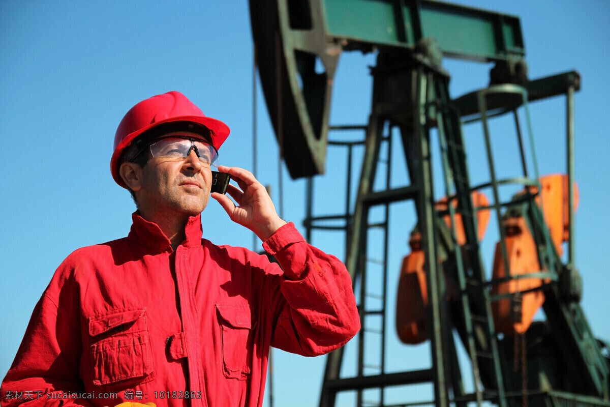 打电话 油田 工作人员 机器 石油勘测机 工业生产 现代科技