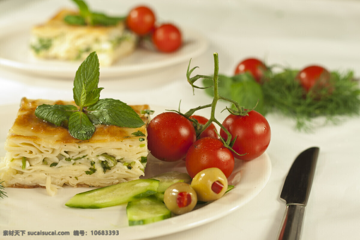 碟子 里 蔬菜 煎饼 西红柿 番茄 帘子 餐厅美食 美味 食物 外国美食 美食图片 餐饮美食