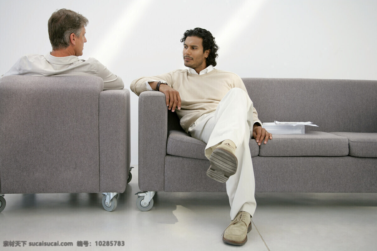 办公室 坐在 沙发 上 交谈 男人 老板 谈论 讨论 工作 思考 商务 人物 白领 精英 外国人 高清图片 商务人士 人物图片