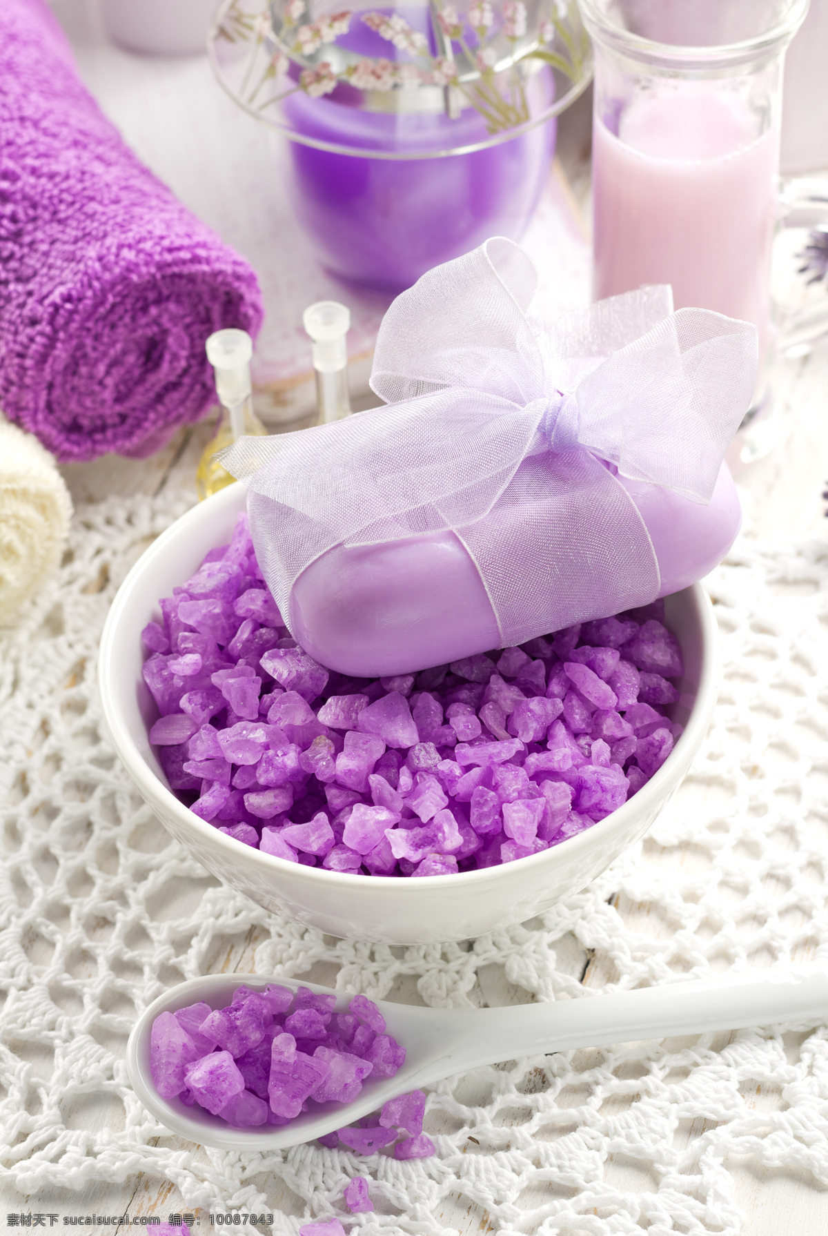 紫色 碎石 养生 spa 美容 紫色碎石 紫色香皂 白色木板背景 毛巾 spa美容 水疗 用品 美容护肤品 生活用品 生活百科 美容健身
