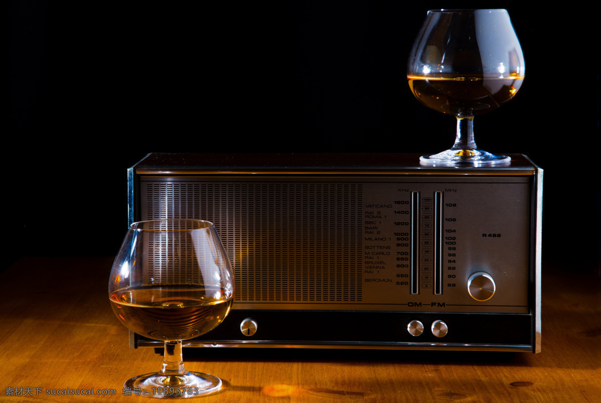 收音 机上 红酒 播放器 收音机 高角杯 饮料 酒类图片 餐饮美食