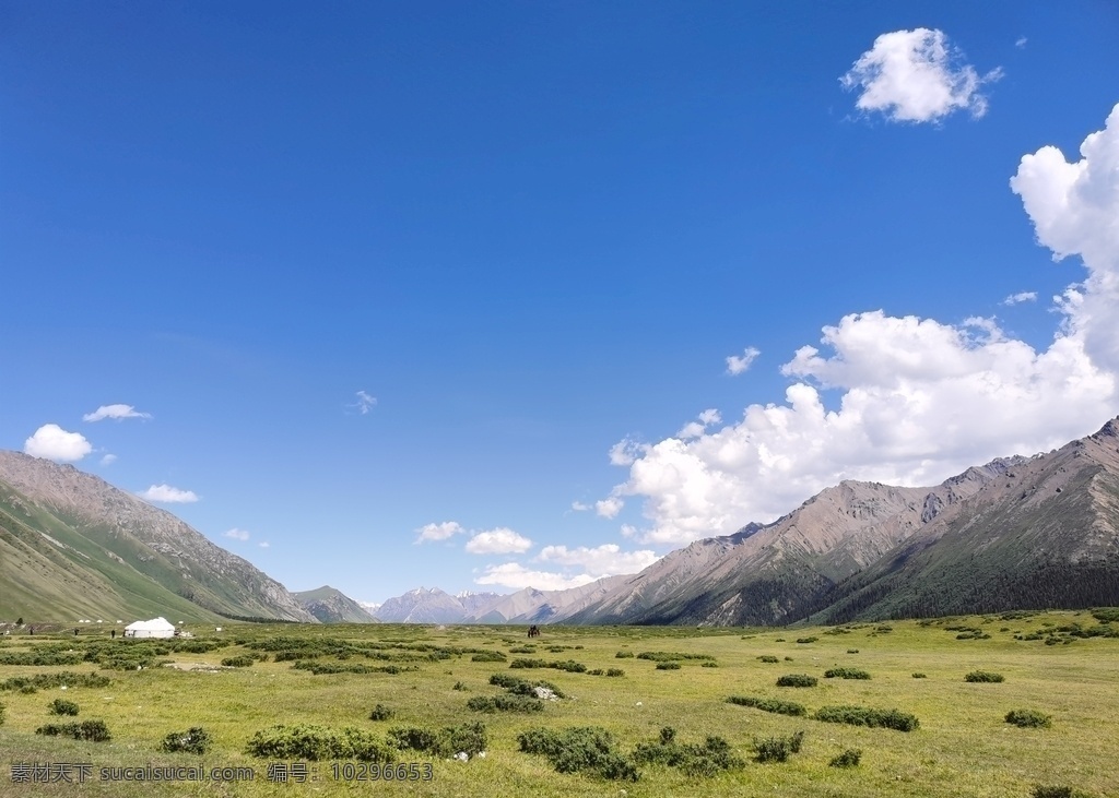 独 库 乔 尔玛 草地 独库 乔尔玛 山 远山 蓝天 晴朗 旅游摄影 国内旅游