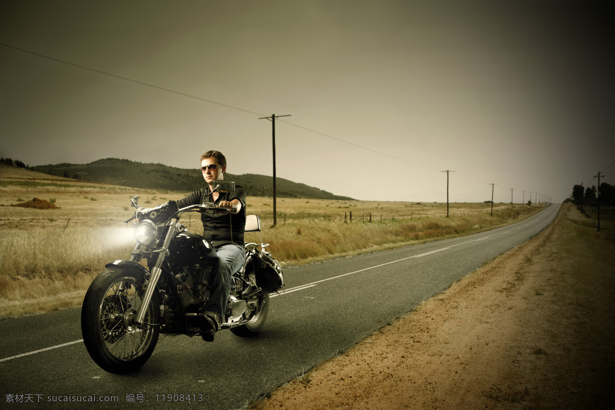 正在 骑 摩托车 男人 男性 外国人 车手 摩托车车手 人物 生活人物 人物图片