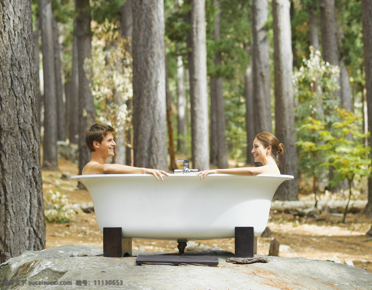 浴缸 里面 情侣 户外 户外生活 人物 树林 自然 好环境 洗澡 鸳鸯浴 聊天 生活人物 人物图片